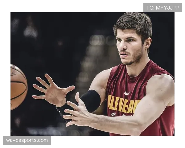 凯尔·沃克与阿诺德的边后卫角色分化：防守专注度与进攻组织能力的对比分析